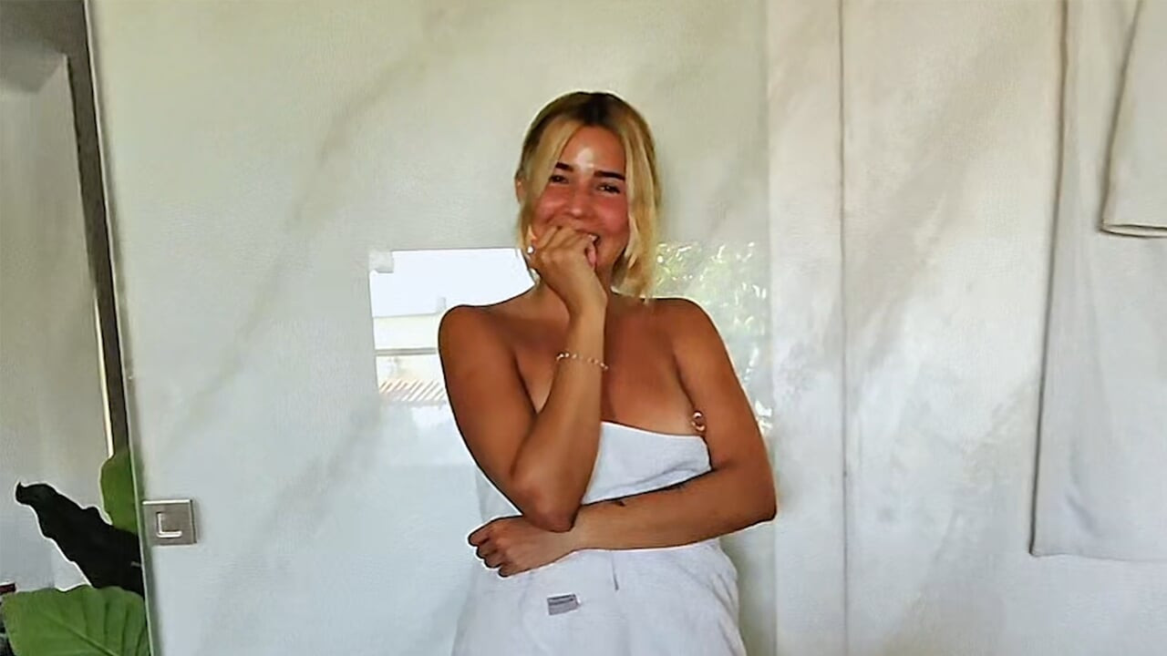 Duş alırken komşuma baktım...