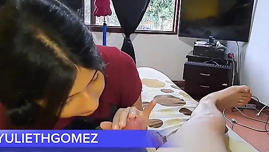 Yalnız üvey anne seni yatağını paylaşmaya davet ediyor (Casero Real)