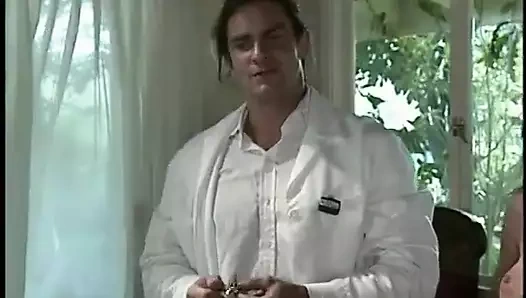 Koca sikli adam sert yarağına bindirirken amcığını yalıyor