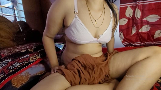 Hintli erkekler kıllı amcıklı desi viral bekar kız gibi kamerada onlar için mastürbasyon yapıyor güzel kız