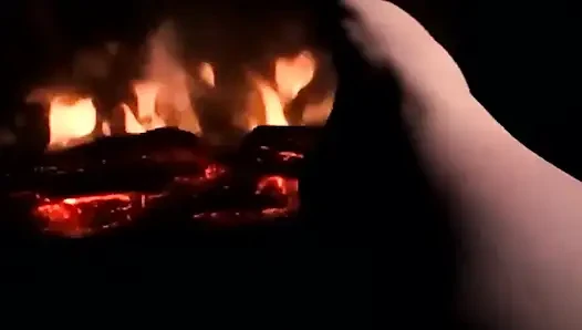 Ayaklarımı ateşte ısıtıyor, böylece yarağın ve taşakların için ısınıyor ve terliyorlar