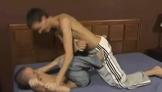 Eşcinsel twinks tyler berke ve phillip ashton wrestle ve cins