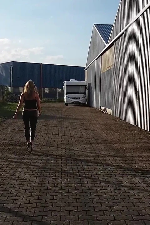 Sıkı siyah taytlarla olgun