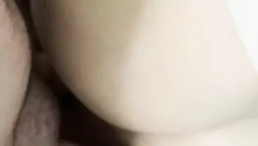 Yabancı 18 yaşındaki kızın üzerine erken boşalıyor