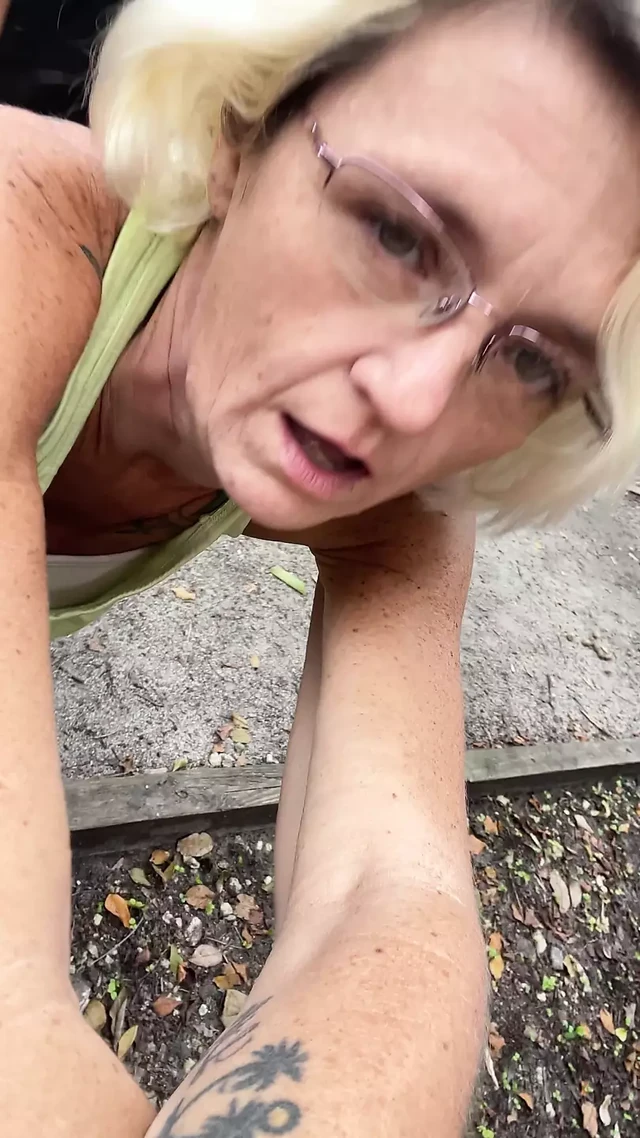 Возбужденная в лесу. Как думаешь, что происходит?