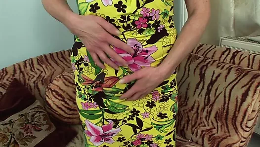 Seksi bir Alman MILF kanepede sert bir horoz emme ve sürme