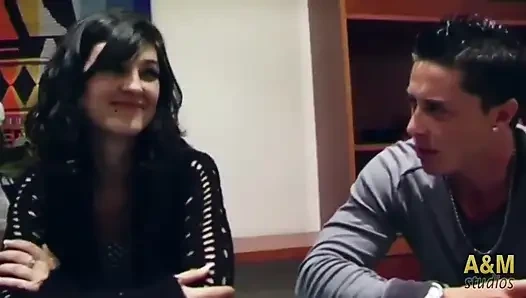 Seks dükkanı kızı iki büyük yarakla sikiyor