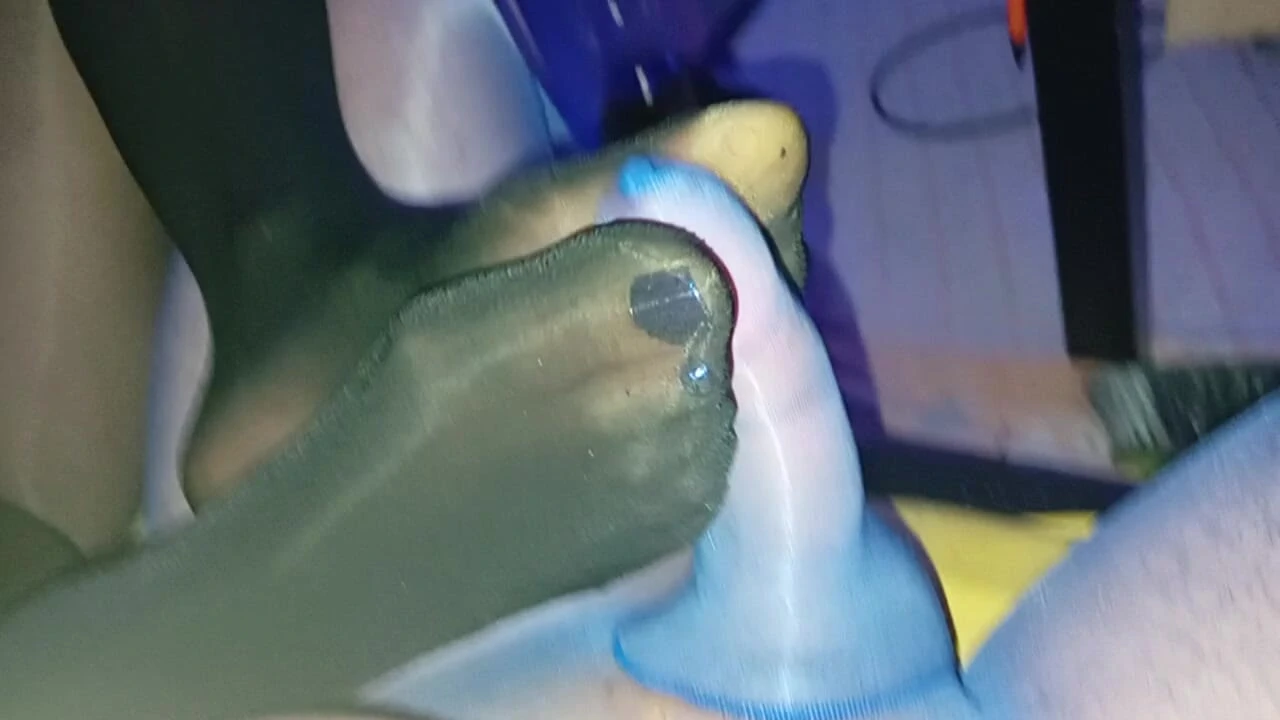 Siyah mavi külotlu çorap ayakla mastürbasyon