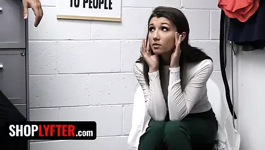 Shoplyfter - seksi hırsız, ağır hapis cezasından kaçınmak için lp memurunun taleplerini yerine getirmek zorunda