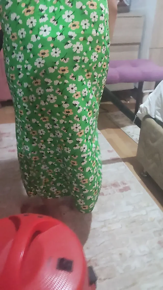 Ben evi süpürerken geldi, ıslak amcığımı yaladı ve yarağını içeri soktu.