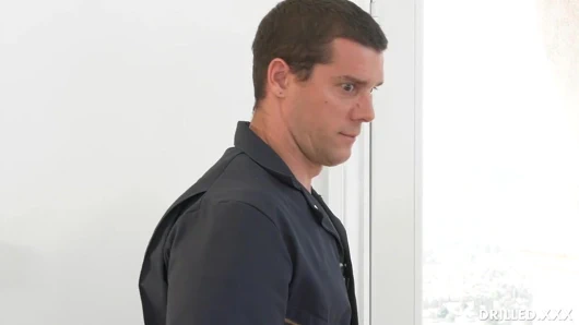 Sekreterin kıçını oral seksten sonra hademe tarafından delinmiş