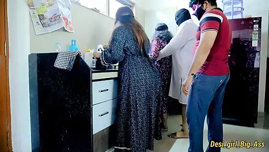 Mutfakta ateşli dörtlü seks