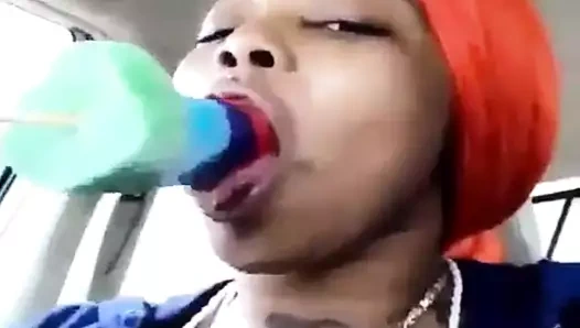 emme önünde arkadaşı