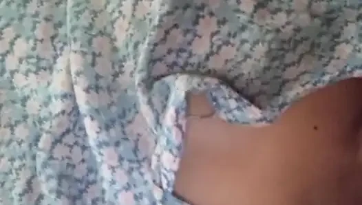 Genç Sri Lankalı stajyer öğle tatilinde dildoyla sert seks yapıyor