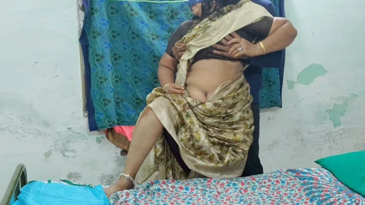 Üvey annemin özel kısımlarını dilimle ovup ateşli ve sert anal seks sırasında boşalıyorum.