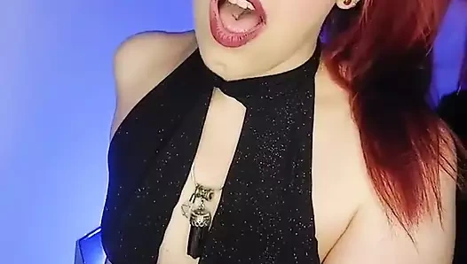 Israrlı ve ateşli bir seks işçisi sokakta şaplak atıp hileleriyle sana yaklaşıyor!!!