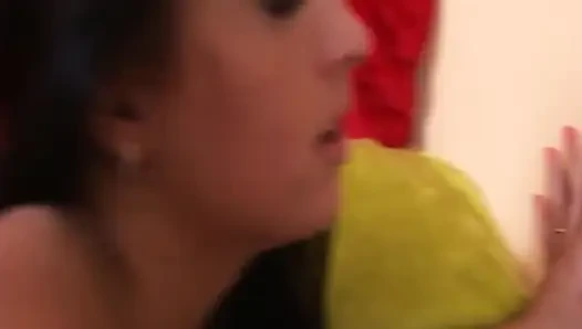 Azgın esmer hatun titreyerek orgazm olmak için sert parmaklanıyor