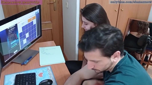 Genç öğrenci şantaj, pov oral seks, ağzına boşalmak, yutmak.