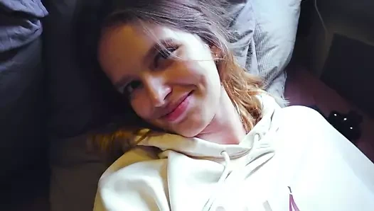 Yakın yukarı sağladım gelen vibratör ve handjob