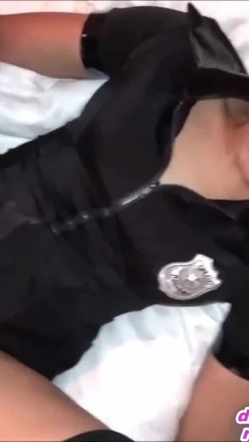 Обязательный для просмотра момент от "Немецкая полицейская латина трахает в тюрьме мужика с большим членом"