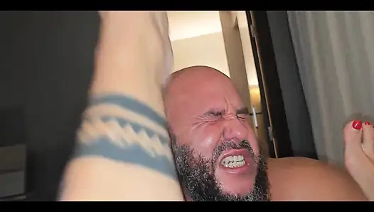 Ayakla muamele ve sert ayak fetişi