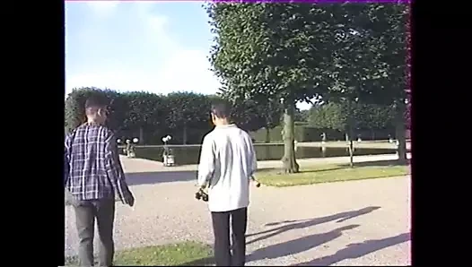 halka açık parkta üçlü