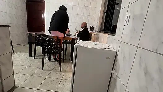 Sekreter götüne tokat atarak ve dölleme ile anal penetrasyonla şaşırıyor.