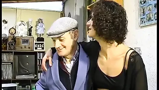 Papi Sabrina'ya günün fethini sunuyor