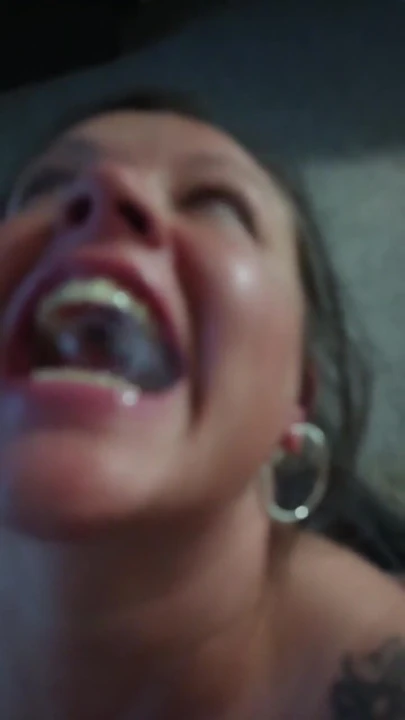 Эмоциональный момент из "КАК НАТРЕНИРОВАТЬ ТВОЮ СОБСТВЕННУЮ ПЬЮЩИЕ СПЕРМУ ПИСС-ШЛЮХИ"