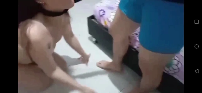 Dört ayak üzerinde, Hintli adamın sikini emiyor – ağzıma cum alıyorum.