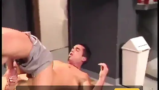 Büyük yaraklı adam bu çarpıcı sarışın bombada amını yalıyor ve sikiyor