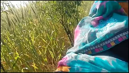 Desi hot bhabhi ko khet me pakad kar jabardasti chudayi ki