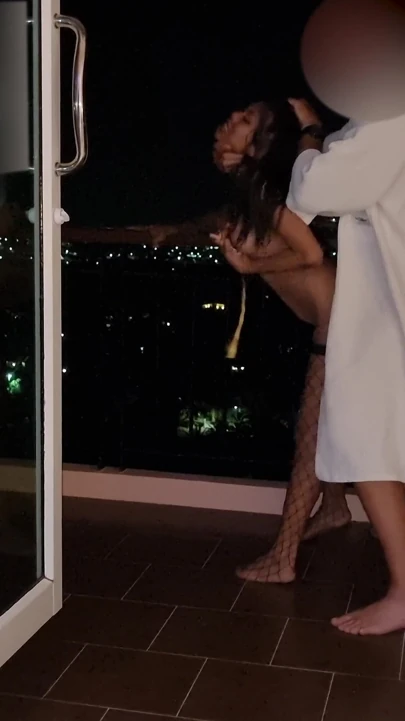 Asiansexdiary balkonda gece geç saatlerde Asyalı ile seks