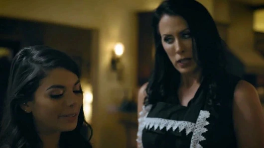 Üvey anne yapar genç üvey kız hizmet ona misafirler çıplak