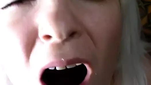 MILF sauft Pisse aus schrumpeligem Minischwanz!