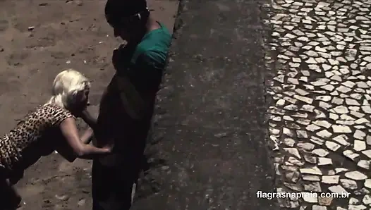 Çift geceleri plaj kumunda sikişiyor