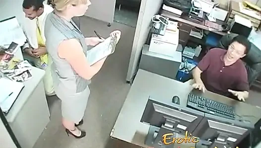 Kadın egemenliği orta yaşlı seksi kadın köle siyah yarağını sıvazladıktan sonra ayaklarına boşalıyor