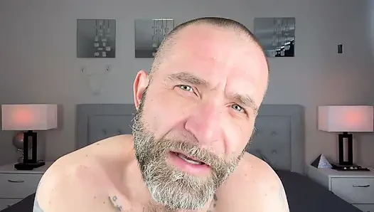 Şu güzel oğlan babasının yarağını emiyor