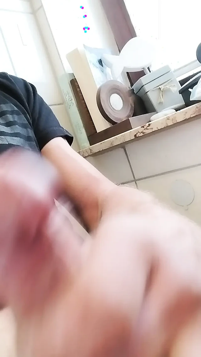 Genç sünnetsiz bahçıvan işte otuzbir çekiyor