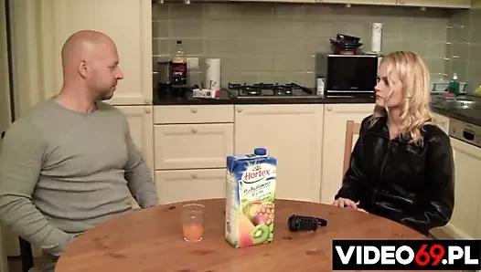 Sliczna pokojowka domaga sie podwyzki