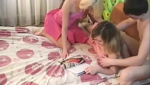 Dörtlü – azgın gençler sert sikişiyor – amatör dörtlü