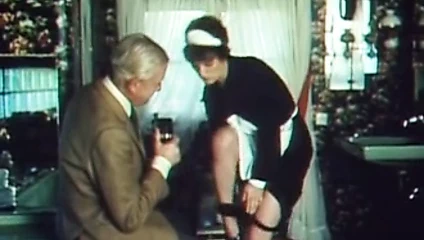 Pastoral bir yerde olgun adam