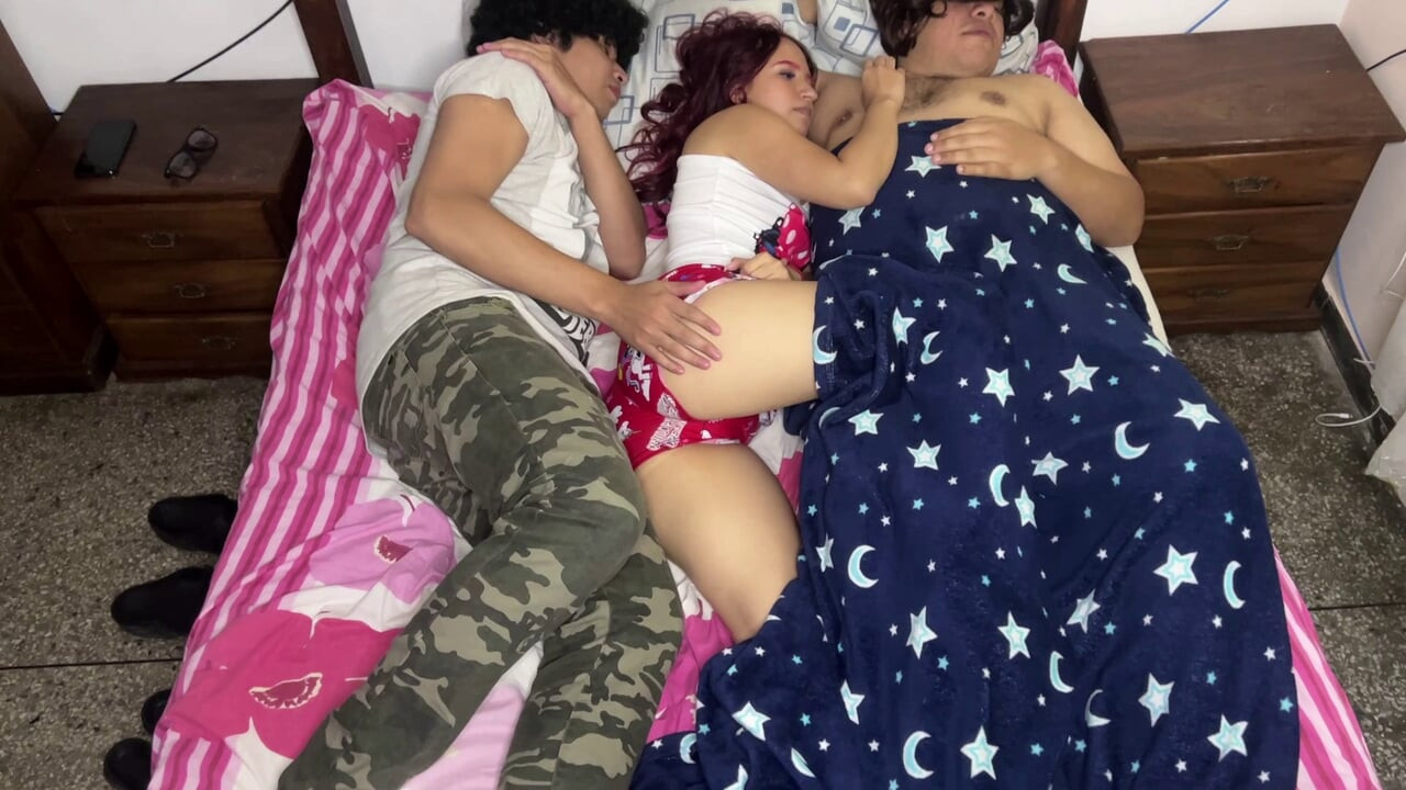 Kız arkadaşımın en iyi arkadaşıyla bir yatağı paylaştık ve yanımda sikişiyor gibi hissediyorum ntr