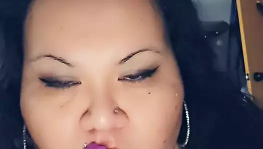 İri güzel kadın yarak emmeyi seviyor