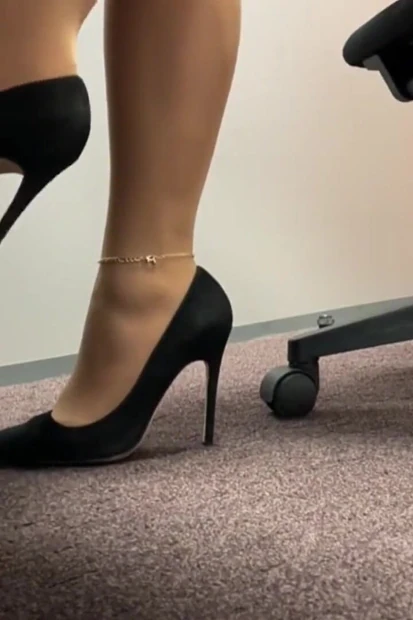 Наблюдаю за моими ступнями на высоких каблуках под столом