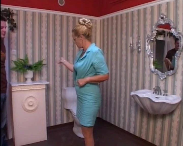 पत्नी अपने पति के साथ नई पोजीशन आजमाने के लिए अपने पैर फैलाने और अपनी चूत खोलने के लिए तैयार है