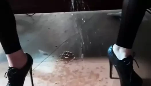 Yine yüksek topuklu ayakkabılarıma işiyorum