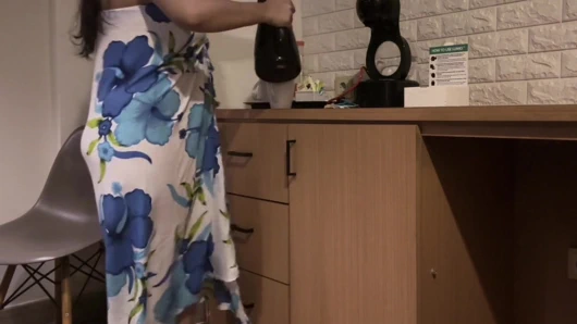 Evde yalnızken mutfakta yemek pişiren Balili kız