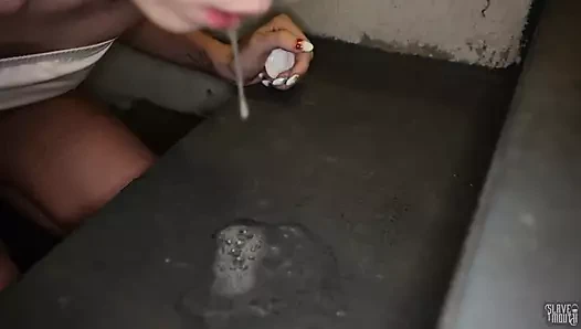 Güzel minyon sperm sürtük Brooke Johnson kirli merdivenlerde domunun dölünü yutuyor