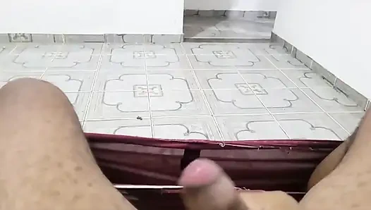 Tombul, seksi ve yaramaz üvey annem beni mastürbasyon yaparken yakalayınca duş alıyor ve sikiştik